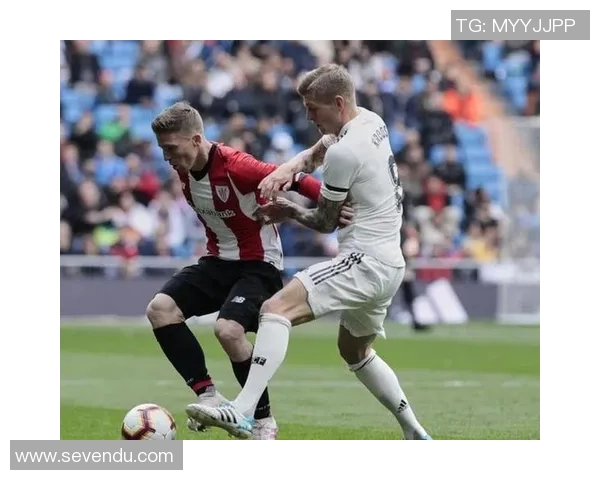 足球明星的忠实伙伴揭秘看家犬背后的故事与训练技巧